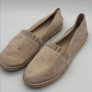 Bandolino Ruffle Suede Beige Espadrille Flats, Size 7M